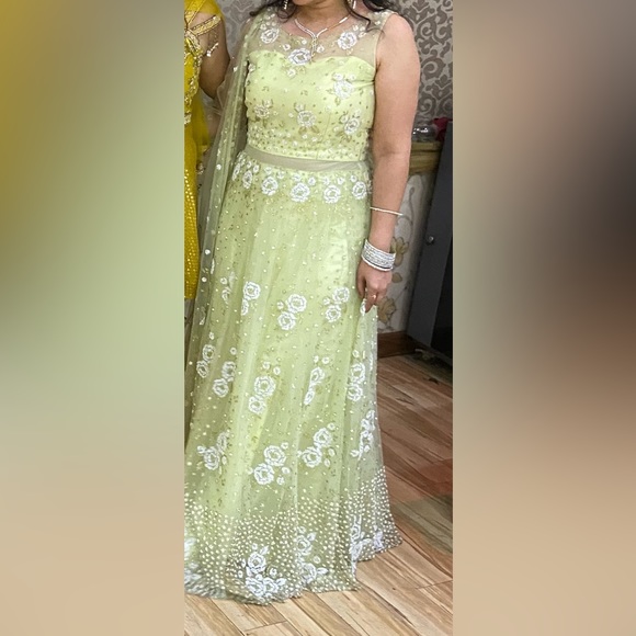 Green heavy embroidery gown with duppata - Picture 2 of 5